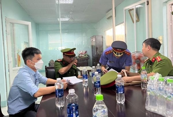 Công an tỉnh Quảng Bình thi hành lệnh bắt tạm giam bị can Trần Lê Trung.