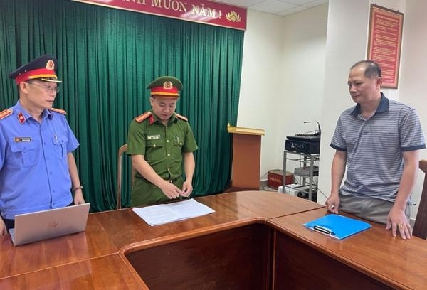 Công an tỉnh Quảng Bình tống đạt quyết định khởi tố đối với bị can Nguyễn Thanh Long.
