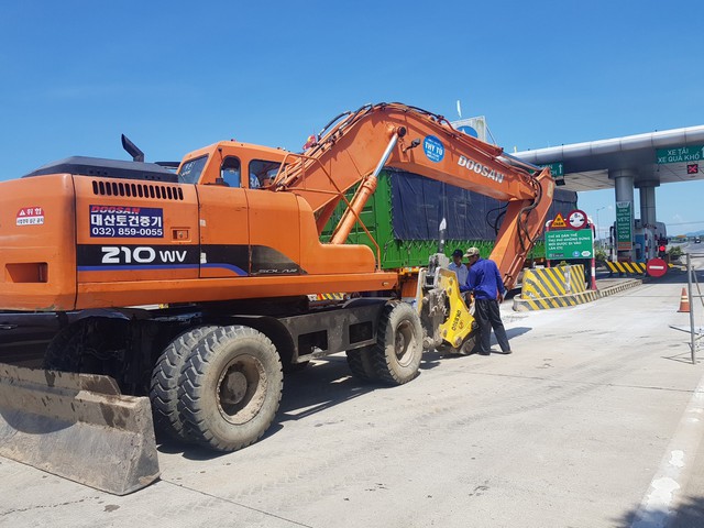 Thi công hố móng giá long môn phục vụ thu phí ETC tại Trạm thu phí Hà Lam, tuyến cao tốc Đà Nẵng-Quảng Ngãi.