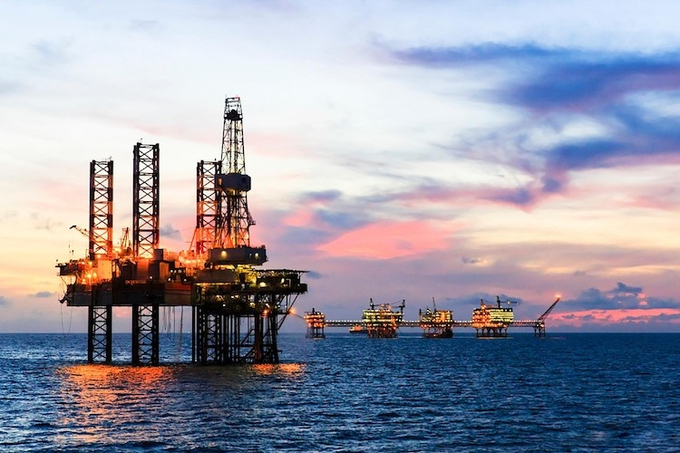 Nhờ giá dầu tăng 23 USD một thùng, tức tăng gần 60% so với cùng kỳ năm 2021 nên khoản thu từ xuất khẩu nhiên liệu này tăng mạnh