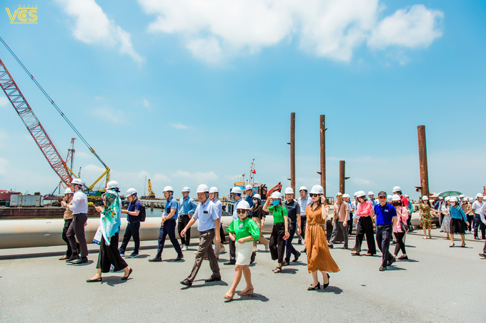 Ông Trần Đức Nghĩa - Chủ tịch Hiệp hội Logistics Hà Nội cùng doanh nghiệp thành viên tham quan cơ sở cảng Hải Phòng