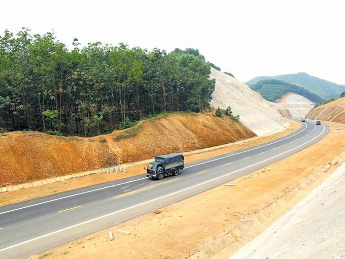 Đoạn cao tốc La Sơn - Túy Loan. Ảnh Đầu Tư