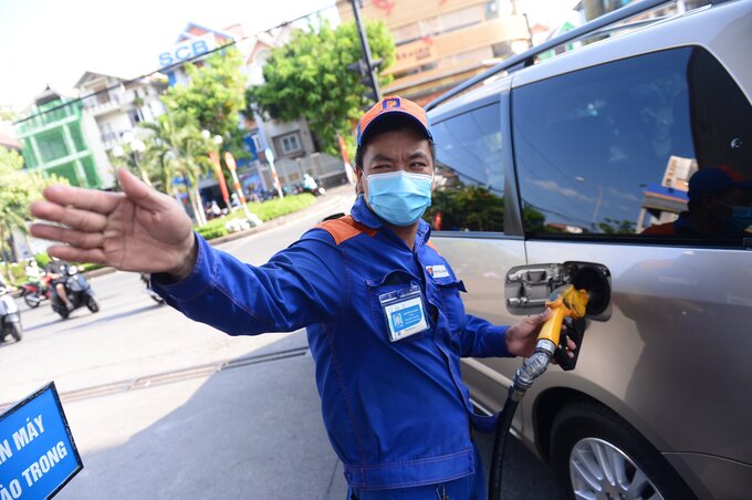 Lần đầu ghi nhận giá dầu đắt hơn giá xăng.
