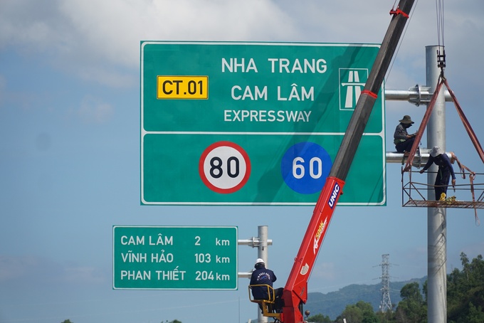 Trên công trường 2 dự án, các nhà thầu đang dốc toàn bộ lực lượng công nhân để hoàn thiện những công đoạn cuối cùng như lắp biển chỉ dẫn.