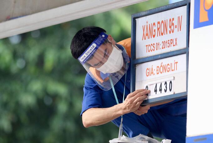Ngày 11/3, xăng E5 RON 92 tăng 2.908 đồng/lít, giá xăng RON 95 được điều chỉnh tăng 2.990 đồng/lít