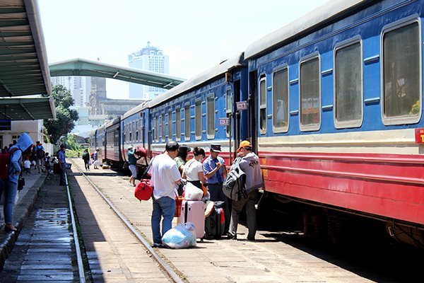 Chiều Hải Phòng - Hà Nội, từ ngày 1 - 3/5 chạy thêm tàu LP10 xuất phát Hải Phòng lúc 16h20, đến Hà Nội lúc 19h03; ngày 3/5, chạy thêm tàu HP4 xuất phát lúc 14h35, đến lúc 17h15