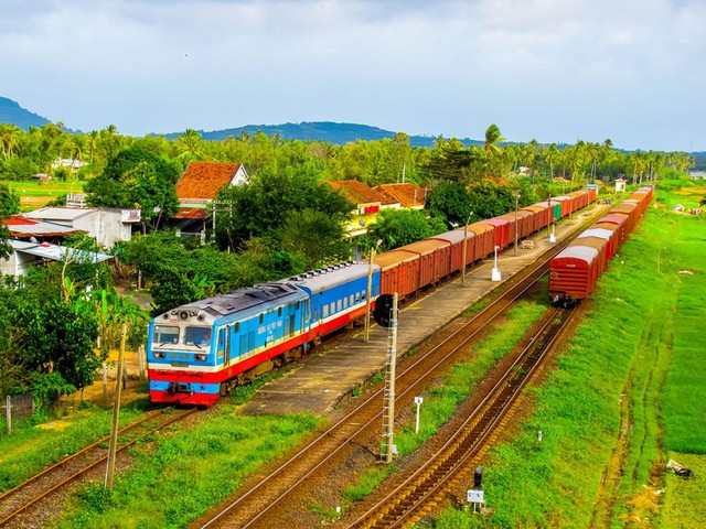 Ưu tiên phân bổ ngân sách nhà nước trung hạn và hàng năm để đầu tư kết cấu hạ tầng đường sắt