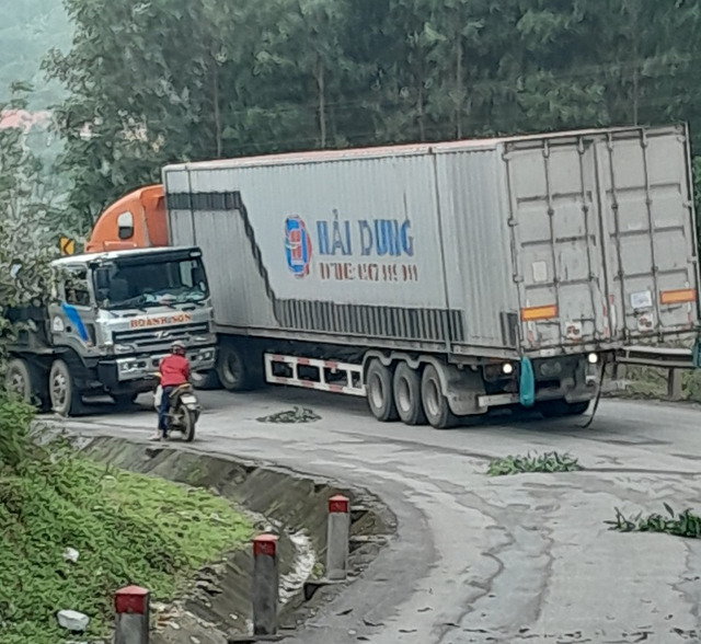 Có tình trạng một số doanh nghiệp vận tải chở thùng hàng hóa được kẹp chì hải quan, giả container nhưng quá khổ giới hạn của phương tiện, lưu thông từ các khu bãi cạnh cửa khẩu.
