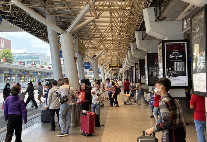 Lượng hành khách cao điểm mùa hè tập trung đông đúc cả hai chiều khách đi và khách đến