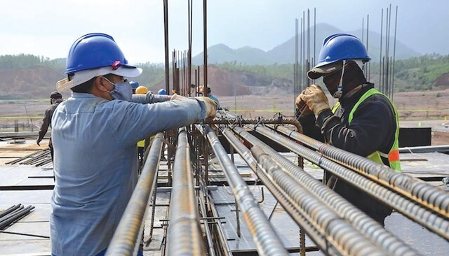 Một số chủ đầu tư, ban QLDA phản ánh giá nhiên liệu, vật liệu thi công tăng cao đột biến. Ảnh Internet