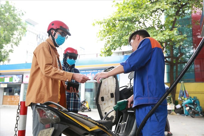 Giá xăng giữ nguyên nhưng giá dầu lại bất ngờ tăng đột biến