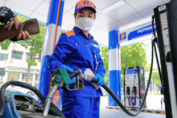 Thị trường xăng dầu thế giới kỳ điều hành lần này (từ ngày 11/01/2024-18/01/2024) chịu ảnh hưởng của các yếu tố như: căng thẳng ở Trung Đông tiếp tục leo thang, nguồn cung xăng dầu tại Mỹ thắt chặt trong bối cảnh thời tiết lạnh giá,...