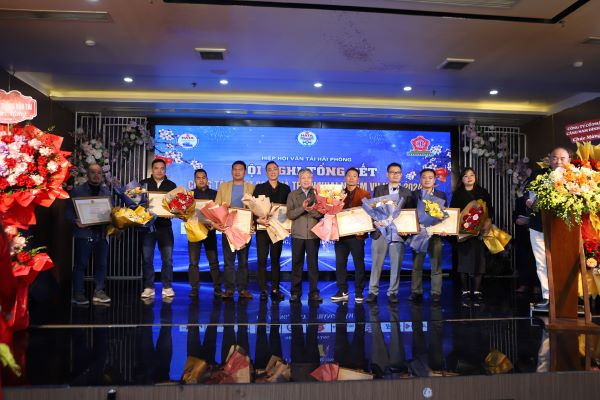 Chủ tịch Hiệp hội Vận tải ô tô Việt Nam - Nguyễn Văn Quyền tặng bằng khen cho các tập thể, cá nhân có thành tích trong công tác hội năm 2023