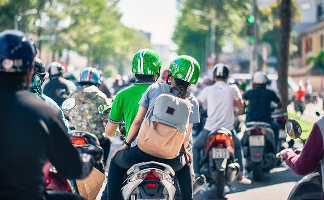 GrabBike tại Hà Nội, giá 2 km đầu tiên tăng 1.500 đồng, lên 13.500 đồng, mỗi km sau đó 4.300, tức tăng 300 đồng