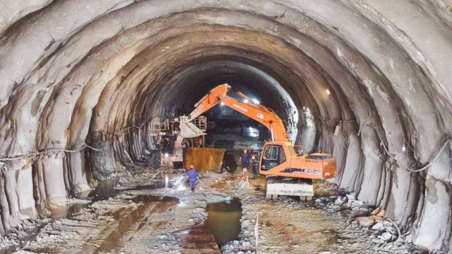 Các chủ đầu tư/ban QLDA tập trung chỉ đạo triển khai trên công trường, tăng sản lượng thi công, lũy tiến công tác giải ngân