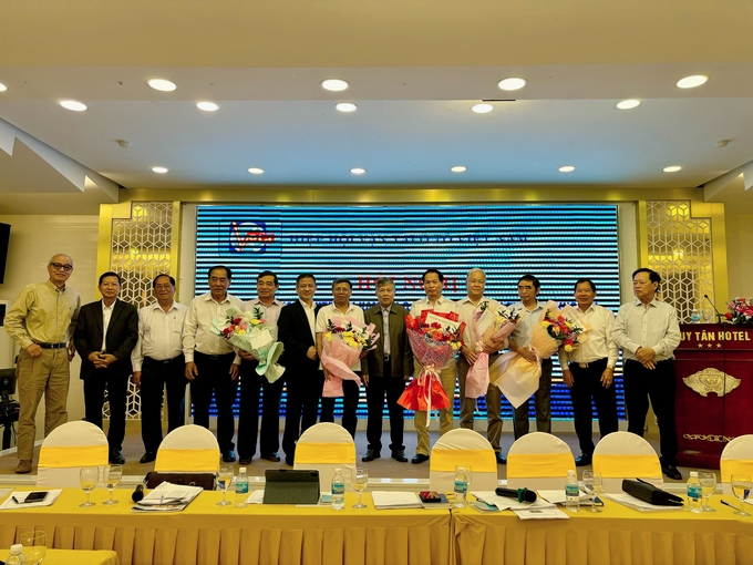Ông Nguyễn Văn Quyền - Chủ tịch Hiệp hội Vận tải ô tô Việt Nam tặng hoa các thành viên nguyên Ban Chấp hành khoá V.