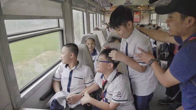 Học sinh đi thi và nhập học khi mua vé và đi tàu cần mang theo giấy tờ tùy thân có ảnh để tiện cho việc đối chiếu