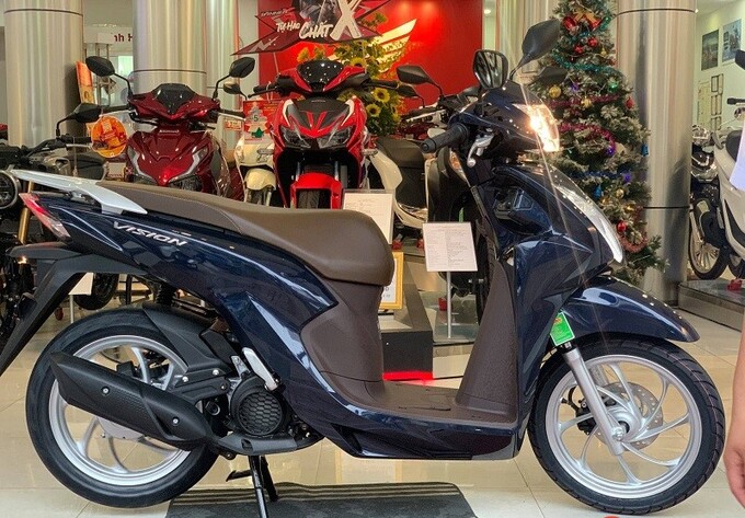 So với giá bán của tuần trước, giá mẫu xe Honda vision đã tăng thêm từ 2-4 triệu đồng. Thêm cả đăng ký xe, thì mẫu xe cao nhất của Vision là bản cá tính có giá lên tới gần 60 triệu đồng