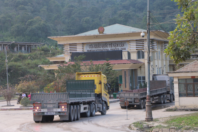 Phương tiện vận tải qua lại biên giới, ngoài biển đăng ký, phải dán vào phía sau xe ký hiệu phân biệt quốc gia và dán lên kính chắn gió phù hiệu phương tiện vận tải qua biên giới. Ảnh Đức Mạnh