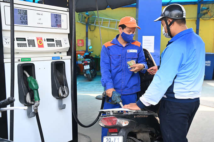 Sau điều chỉnh của liên Bộ Công Thương - Tài chính, từ 15h ngày 14/3 xăng RON95-III có giá 23.543 đồng/lít