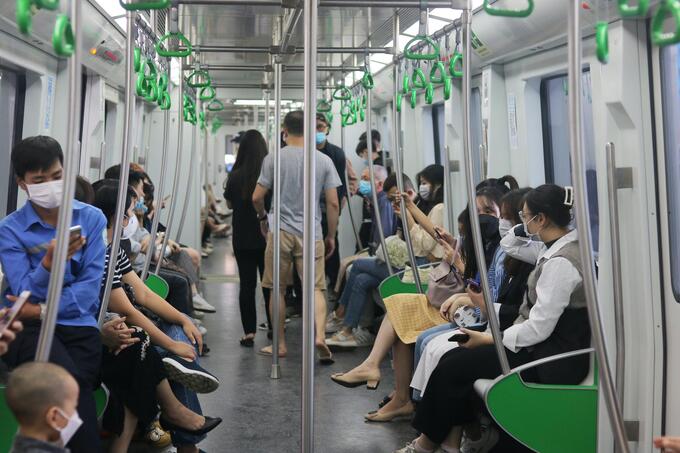 Trong ngày làm việc bình thường, tàu vận chuyển từ 21.000 - 22.000 hành khách/ngày. Vào các ngày thứ bảy, chủ nhật đạt từ 25.000 - 30.000 hành khách/ngày.