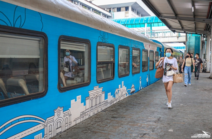 Ngành đường sắt tổ chức chạy thêm các đoàn tàu đi Phan Thiết, Nha Trang, Quy Nhơn, Quảng Ngãi, Hà Nội và ngược lại đáp ứng nhu cầu của người dân trong dịp 30/4 - 1/5 năm nay.