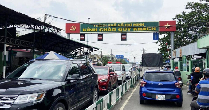 Lượng xe qua phà đã giảm so với vài ngày đầu cao tốc thu phí không dừng, song ùn ứ vẫn diễn ra