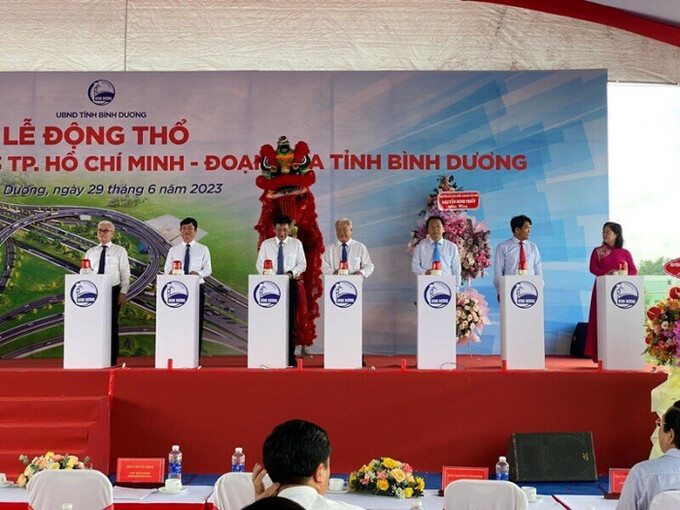 Các đại biểu nhấn nút khởi công