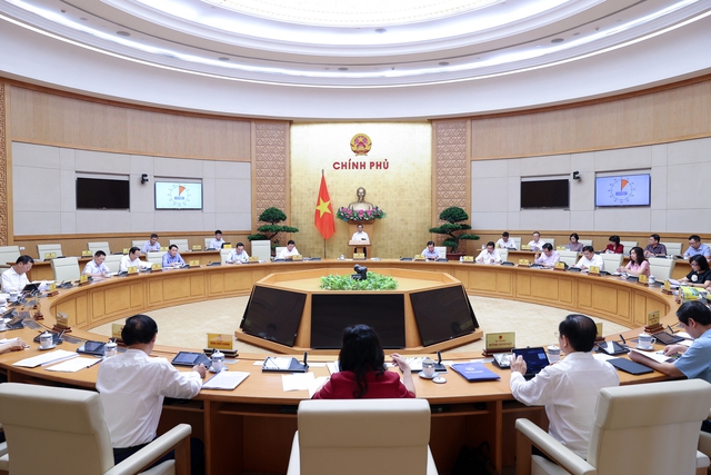 Thủ tướng nhấn mạnh yêu cầu quan tâm tháo gỡ những khó khăn, vướng mắc về pháp lý để thúc đẩy sản xuất, kinh doanh - Ảnh: VGP/Nhật Bắc