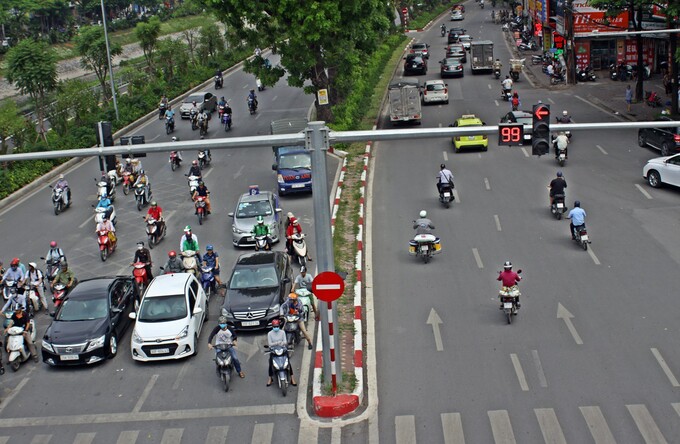 Hiện đường Láng chỉ rộng 10,5 m mỗi chiều, lưu lượng tối đa 3.000 phương tiện/giờ