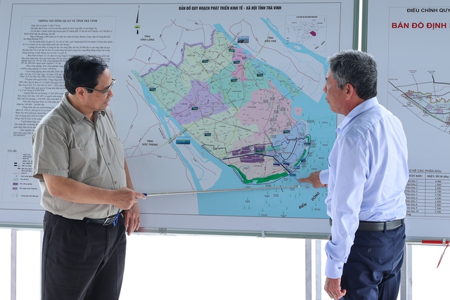 Thủ tướng cho rằng, bài toán lớn với Trà Vinh và Khu kinh tế Định An là cần nghiên cứu quy hoạch, đầu tư xây dựng các cầu lớn kết nối tuyến đường ven biển và cảng biển nước sâu cho Trà Vinh... - Ảnh: VGP/Nhật Bắc