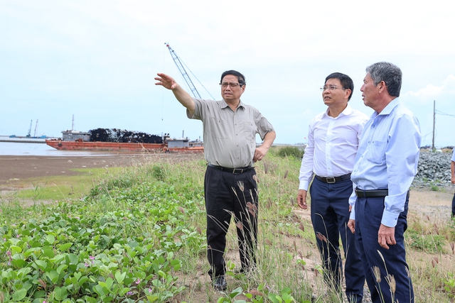 Thủ tướng Phạm Minh Chính và đoàn công tác đã khảo sát thực địa tại Khu kinh tế Định An, tỉnh Trà Vinh.