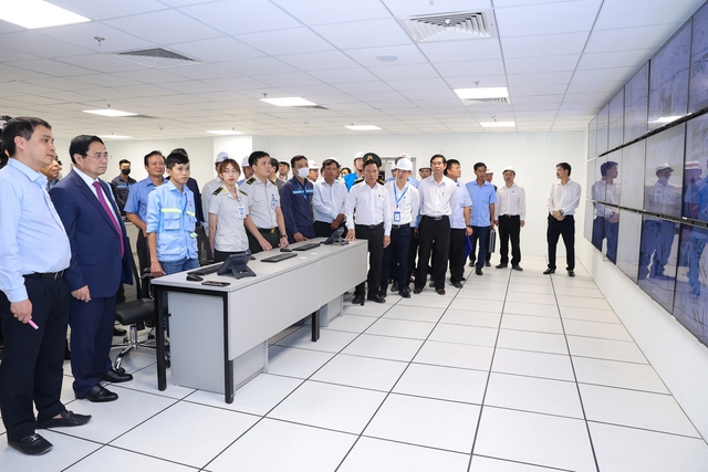 Thủ tướng kiểm tra các phòng chức năng của sân bay - Ảnh: VGP/Nhật Bắc