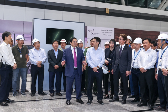Thủ tướng yêu cầu chủ đầu tư chỉ đạo các nhà thầu, đơn vị tư vấn khẩn trương hoàn thành toàn bộ khối lượng công việc còn lại - Ảnh: VGP/Nhật Bắc