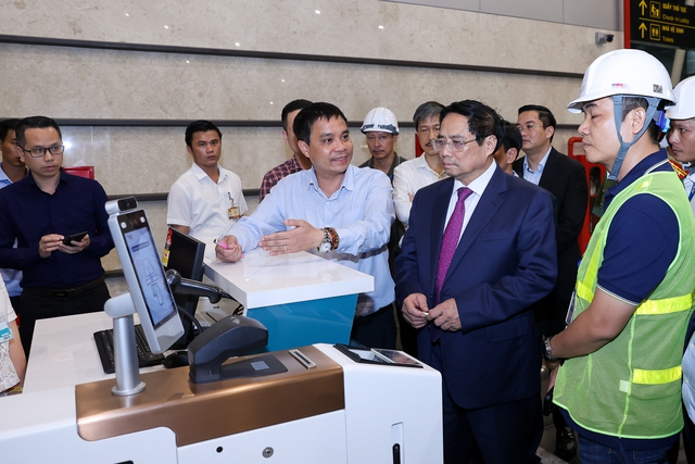 Thủ tướng nghe giới thiệu về hệ thống check-in tự động liên kết với hệ thống cơ sở dữ liệu dân cư quốc gia - Ảnh: VGP/Nhật Bắc