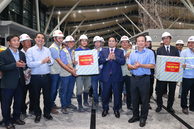Thủ tướng Phạm Minh Chính hoan nghênh các cơ quan, đơn vị liên quan đã nỗ lực thi công trong điều kiện dịch bệnh COVID-19 thời gian qua - Ảnh: VGP/Nhật Bắc