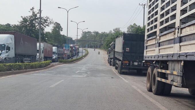 Phương tiện vận chuyến hàng hóa chờ thông quan tại cửa khẩu Quốc tế Lao Bảo