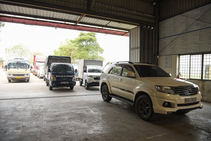“Để khắc phục việc ùn tắc và tạo điều kiện thuận lợi cho các chủ phương tiện khi tới đăng kiểm, trung tâm đã thực hiện việc phát phiếu hẹn ngày, giờ đăng kiểm đối với những người đến đăng kiểm trực tiếp tại trung tâm. Trong đó tập trung ưu tiên đăng kiểm cho những chủ phương tiện còn thời hạn đăng kiểm ngắn để tạo điều kiện cho các phương tiện này lưu thông”- ông Đức chia sẻ.