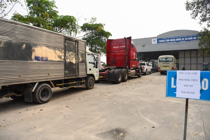 Đặc biệt, trung tâm sẽ tăng thời gian làm việc mỗi ngày lên 2 tiếng để tăng số lượng phương tiện được đăng kiểm 70 xe/ngày, trong đó sẽ tập trung ưu tiện ngày chủ nhật đăng kiểm cho những đơn vị tổ chức, doanh nghiệp có lượng phương tiện vận tải lớn hòng tháo gỡ những khó khăn trong việc vận tải.