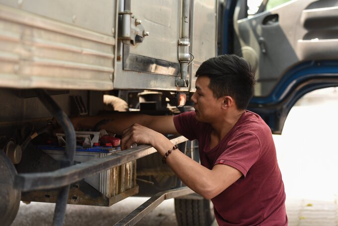 Để tránh tình trạng nguy cơ xảy ra tình trạng mất cắp tài sản không đáng có, nhiều tài xế đã chủ động tháo phụ tùng ắc quy... đem cất vào khoang buồng lái để bảo quản.