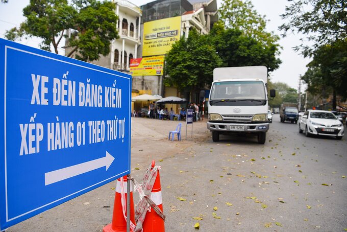 Hàng trăm phương tiện xếp hàng dài từ cổng trung tâm đăng kiểm và tràn ra lòng đường vốn nhỏ hẹp dẫn đến tình trạng ùn tắc cục bộ, nhất vào những giờ cao điểm.
