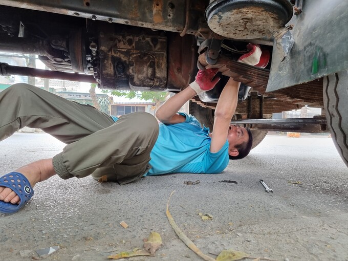 Anh Nguyễn Ngọc Anh quê ở Hà Nội cho biết: “Lái xe hơn 10 năm nay nhưng tôi chưa bao giờ thấy cảnh đăng kiểm lại gặp nhiều khó khăn như bây giờ. Mặc dù được người thân mách đến Bắc Ninh để đăng kiểm cho thuận lợi, nhưng đến đây mới không ngờ tới, ở đây đã có hàng loạt xe xếp hàng từ ngày hôm trước đến ngày hôm sau chưa được đăng kiểm vì quá đông”.