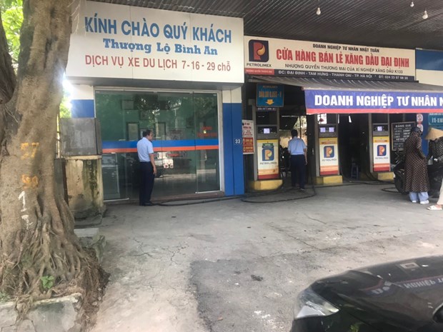 Lực lượng chức năng kiểm tra kinh doanh xăng dầu tại doanh nghiệp Nhật Tuấn.