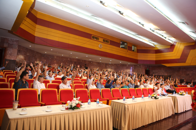 Các đại biểu biểu quyết bầu ban chấp hành
