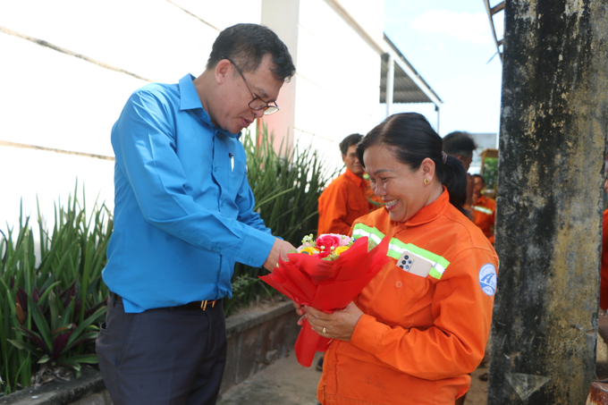 Cũng trong chuyến công tác, ông Nguyễn Việt Hưng - Trưởng Ban giám khảo, Chủ tịch Công đoàn Cục ĐBVN tặng hoa, quà chúc mừng nữ công nhân dịp 20/10