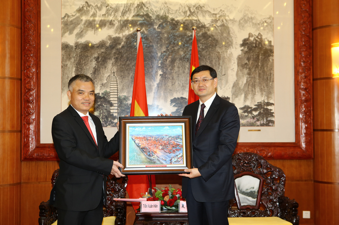 Ông Phạm Văn Huy - Phó Giám đốc Sở Giao thông vận tải Hải Phòng tặng quà lưu niệm Ông Hạ Quân Tùng - Trưởng Ty giao thông tỉnh Vân Nam (Trung Quốc)