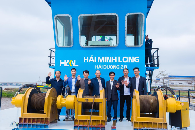 Các giảng viên Trường cao đẳng Cơ điện và Thủy lợi Hưng Yên (tiền thân là Trường tàu cuốc Việt Nam) tham quan tàu Hải Dương 28