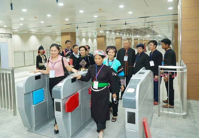 Cửa kiểm soát vé tự động của tuyến metro số 1. Ảnh Maur