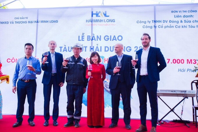 Đại diện chủ đầu tư, đơn vị thi công và các chuyên gia trong lĩnh vực công trình thuỷ quốc tế chúc mừng tại lễ bàn giao Hải Dương 28