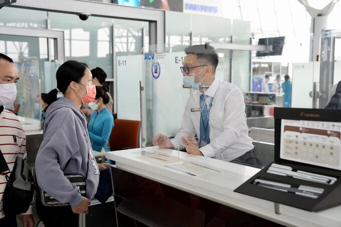 Những vị khách làm thủ tục đi Đài Bắc